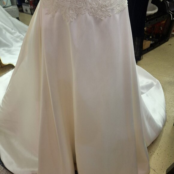 St. Patrick "Alysa" Wedding Gown (Unaltered) - Picture 4 of 13